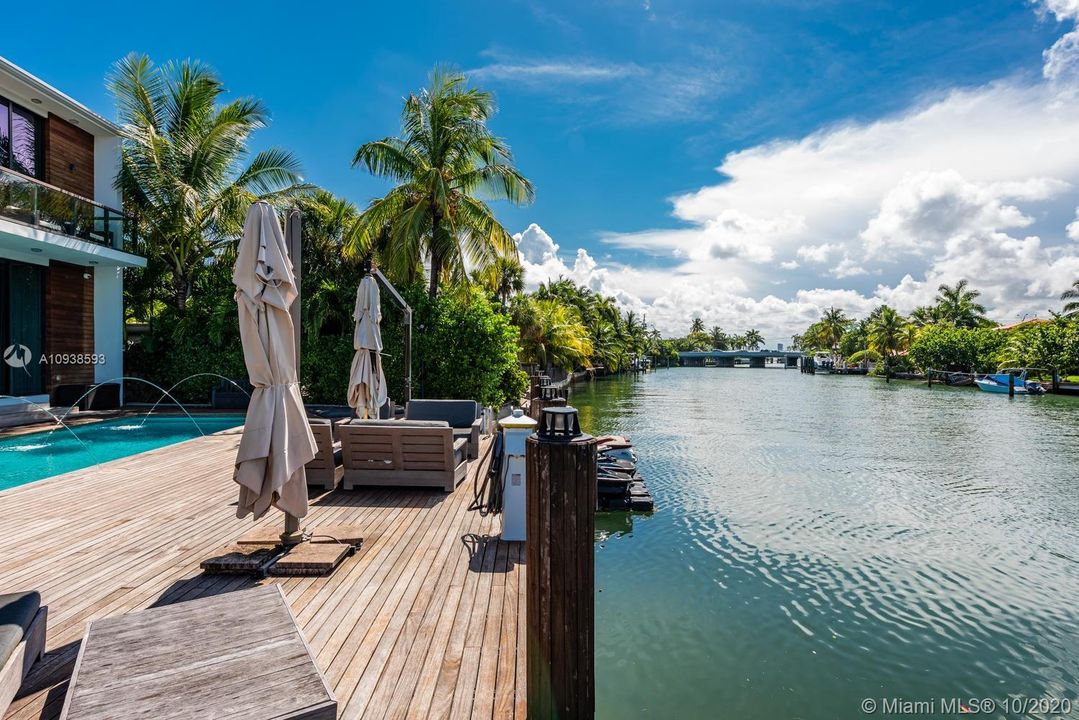 Vendido Recientemente: $6,995,000 (5 camas, 6 baños, 5202 Pies cuadrados)