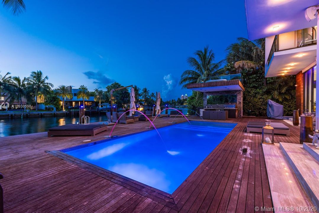 Vendido Recientemente: $6,995,000 (5 camas, 6 baños, 5202 Pies cuadrados)