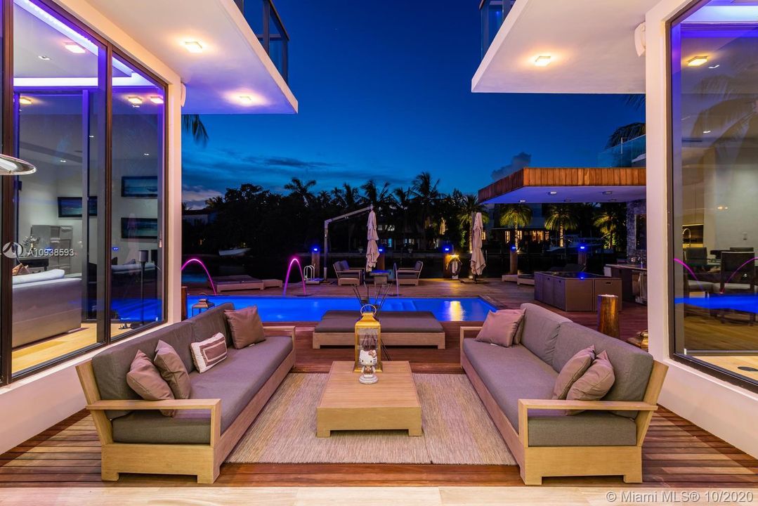 Vendido Recientemente: $6,995,000 (5 camas, 6 baños, 5202 Pies cuadrados)