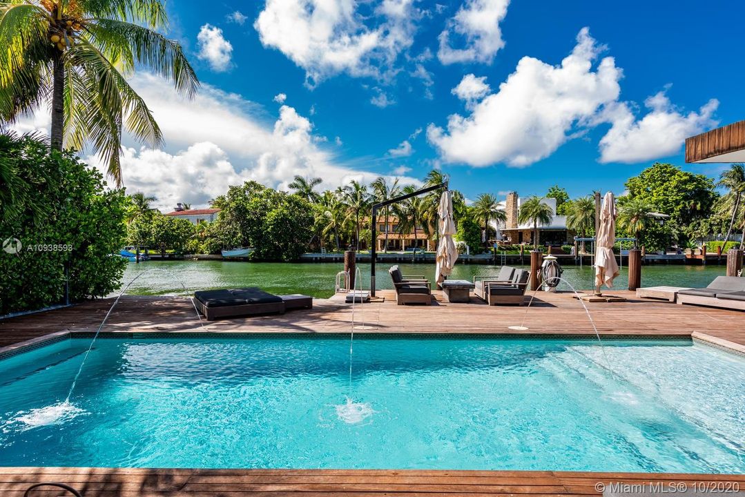 Vendido Recientemente: $6,995,000 (5 camas, 6 baños, 5202 Pies cuadrados)
