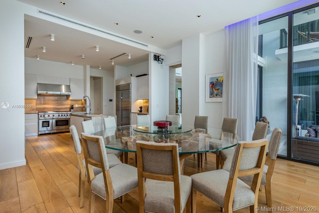 Vendido Recientemente: $6,995,000 (5 camas, 6 baños, 5202 Pies cuadrados)
