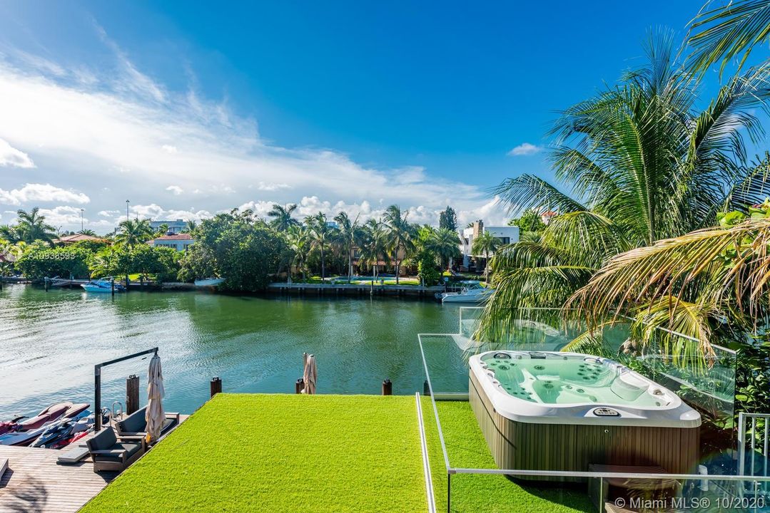 Vendido Recientemente: $6,995,000 (5 camas, 6 baños, 5202 Pies cuadrados)