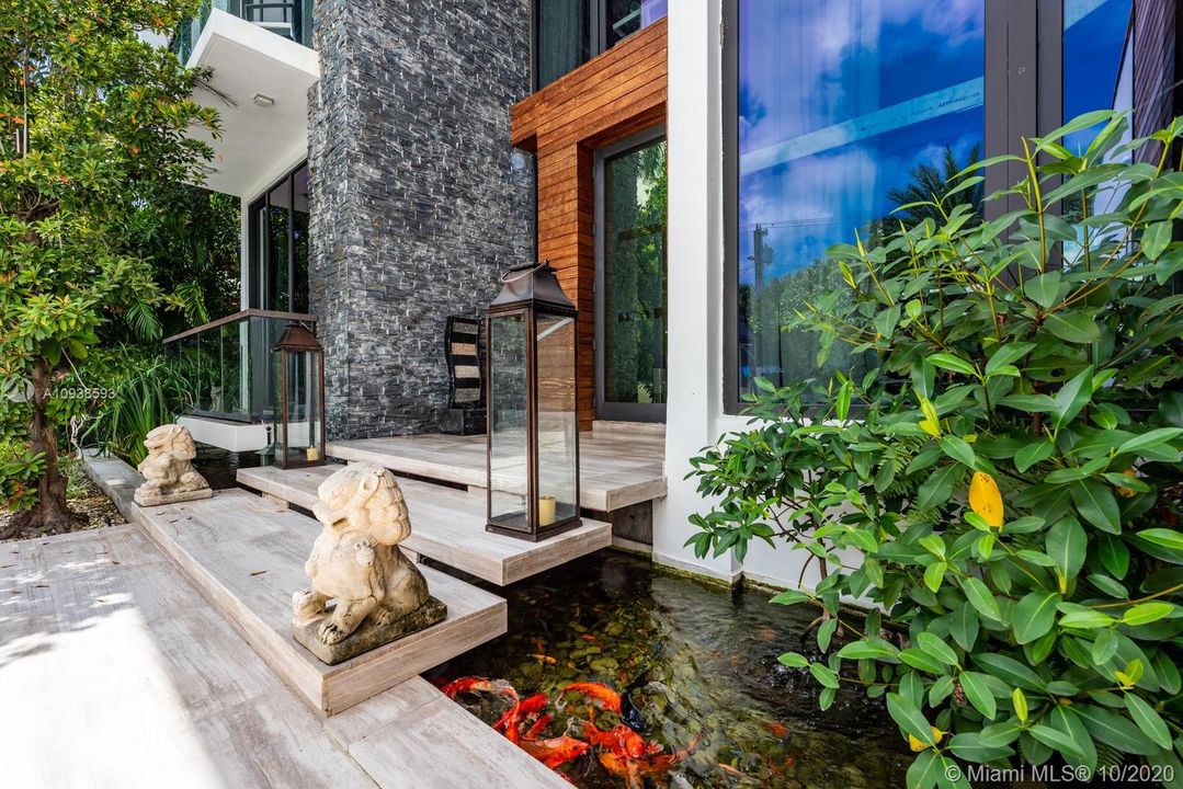 Vendido Recientemente: $6,995,000 (5 camas, 6 baños, 5202 Pies cuadrados)