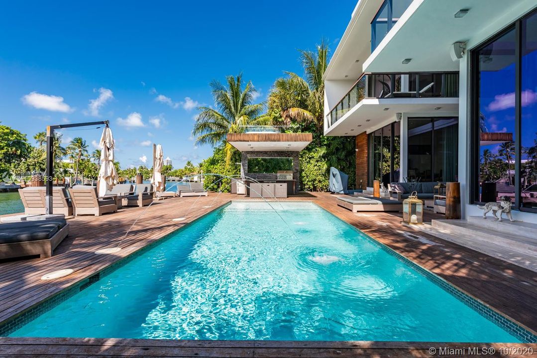 Vendido Recientemente: $6,995,000 (5 camas, 6 baños, 5202 Pies cuadrados)