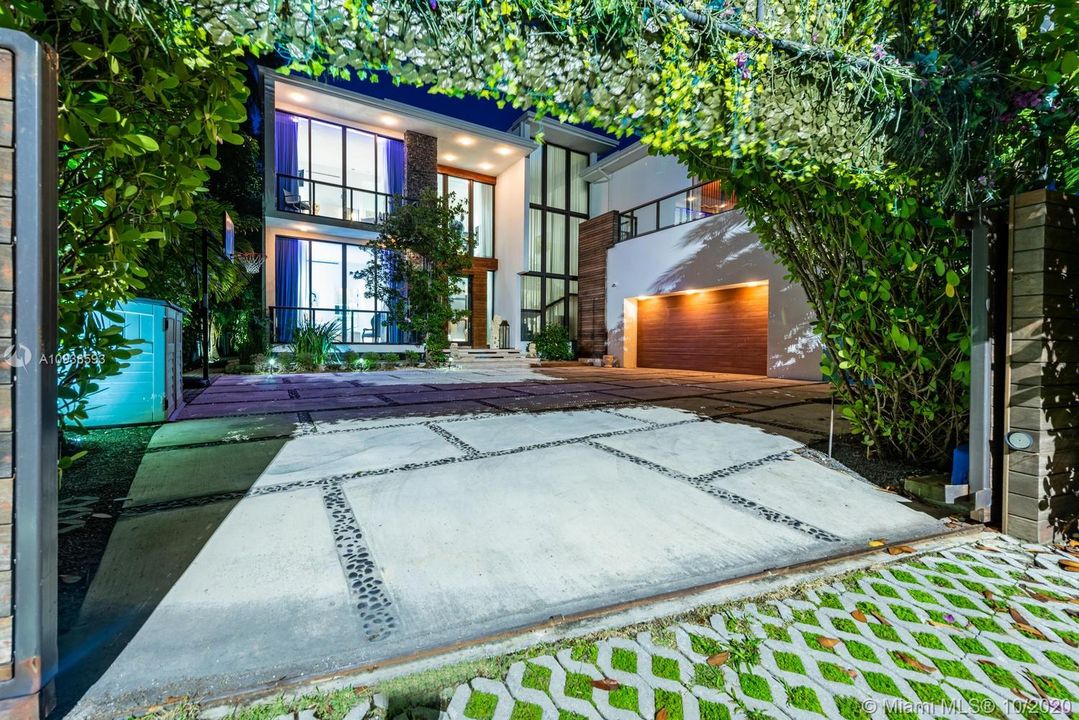 Vendido Recientemente: $6,995,000 (5 camas, 6 baños, 5202 Pies cuadrados)