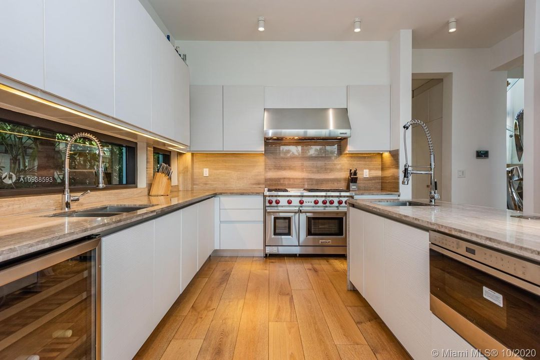 Vendido Recientemente: $6,995,000 (5 camas, 6 baños, 5202 Pies cuadrados)