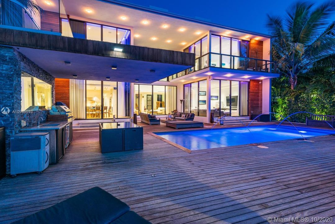 Vendido Recientemente: $6,995,000 (5 camas, 6 baños, 5202 Pies cuadrados)