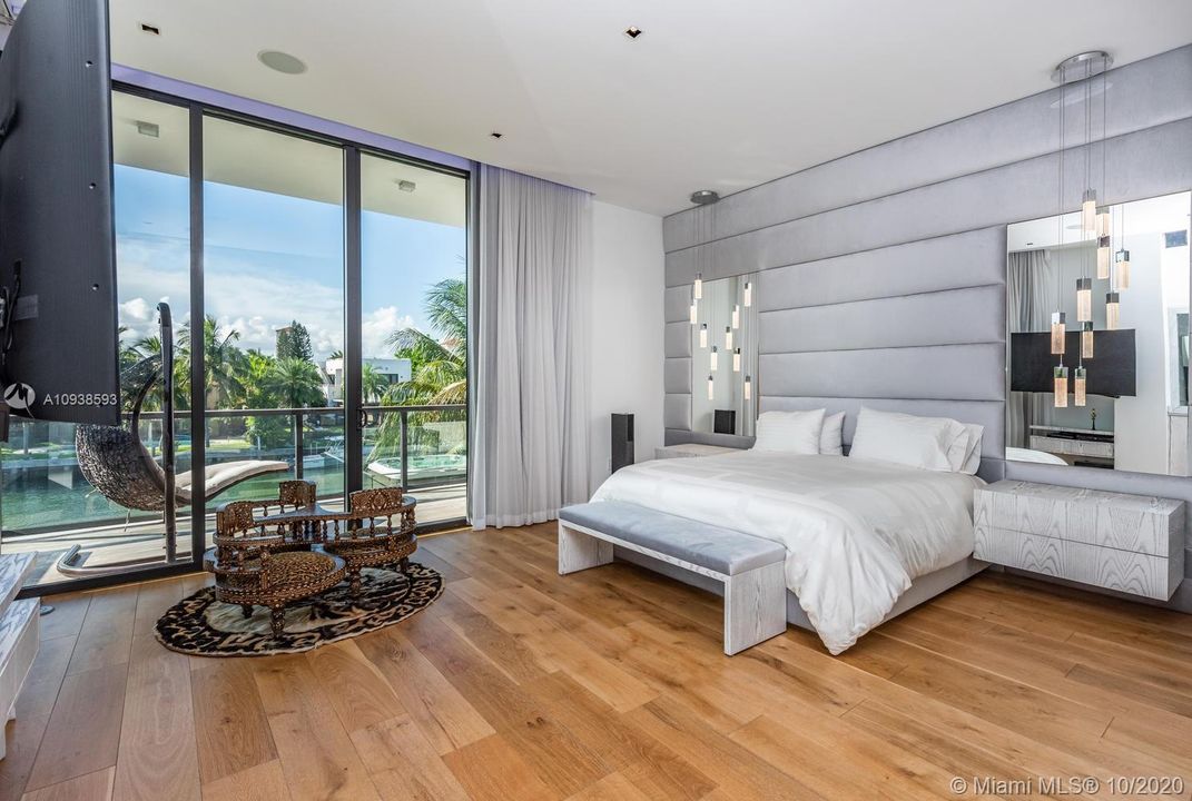 Vendido Recientemente: $6,995,000 (5 camas, 6 baños, 5202 Pies cuadrados)