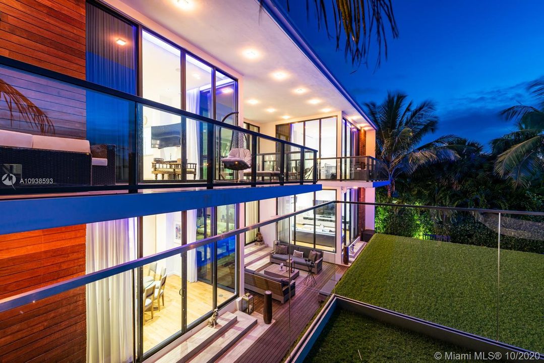 Vendido Recientemente: $6,995,000 (5 camas, 6 baños, 5202 Pies cuadrados)