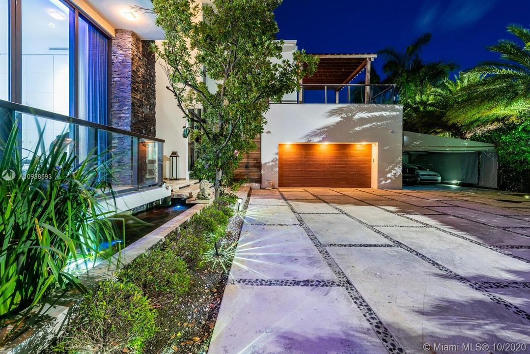 Vendido Recientemente: $6,995,000 (5 camas, 6 baños, 5202 Pies cuadrados)