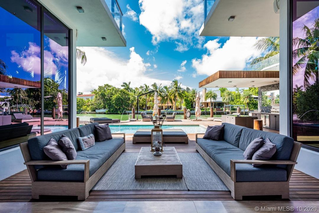 Vendido Recientemente: $6,995,000 (5 camas, 6 baños, 5202 Pies cuadrados)