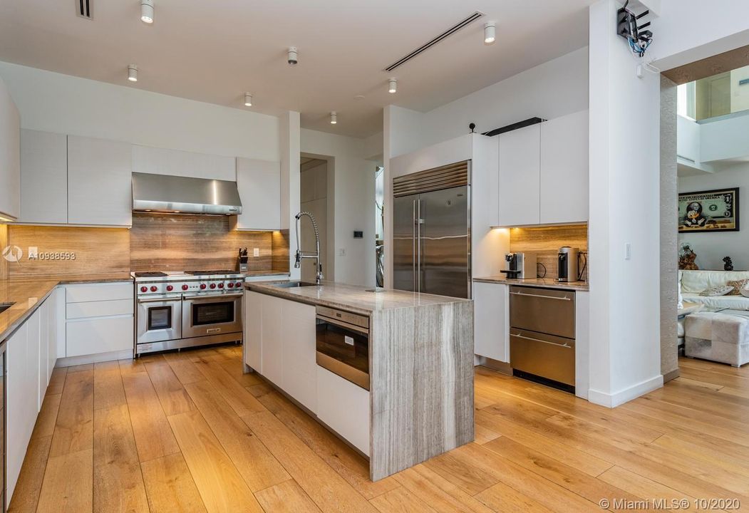 Vendido Recientemente: $6,995,000 (5 camas, 6 baños, 5202 Pies cuadrados)