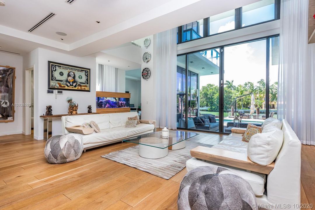 Vendido Recientemente: $6,995,000 (5 camas, 6 baños, 5202 Pies cuadrados)