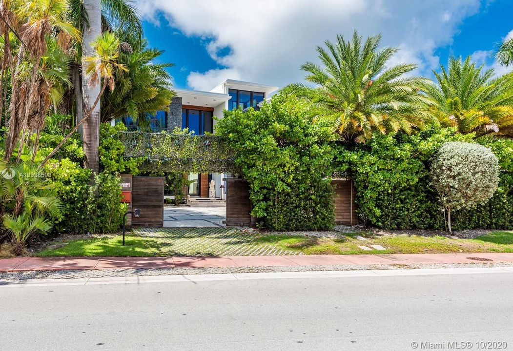 Vendido Recientemente: $6,995,000 (5 camas, 6 baños, 5202 Pies cuadrados)
