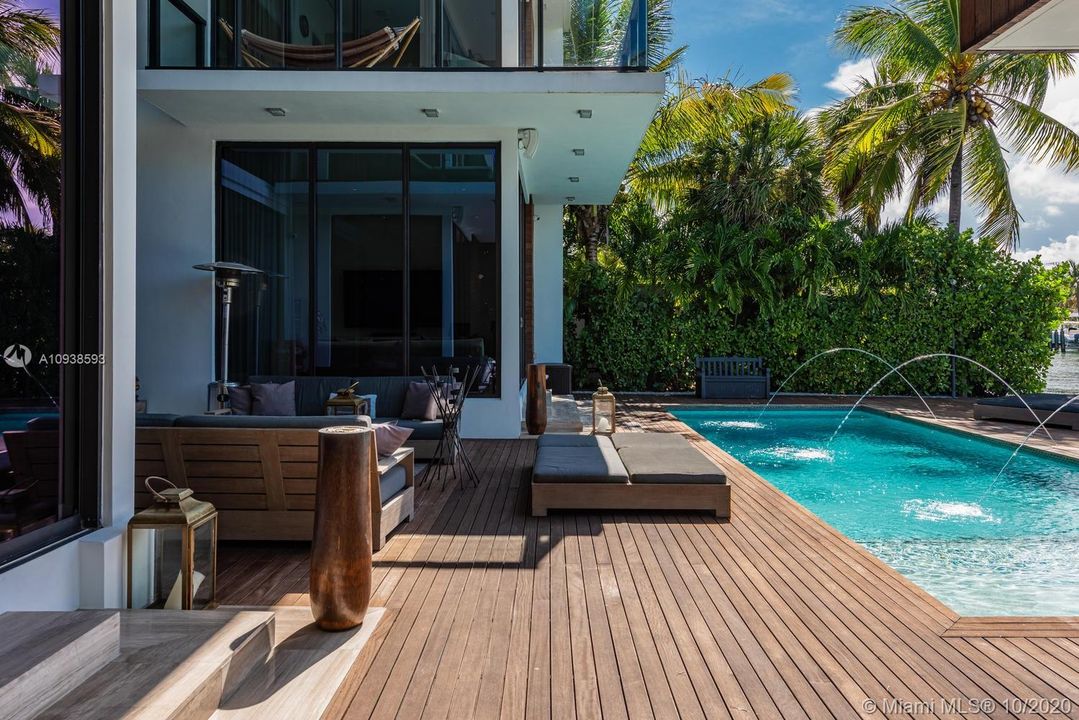 Vendido Recientemente: $6,995,000 (5 camas, 6 baños, 5202 Pies cuadrados)