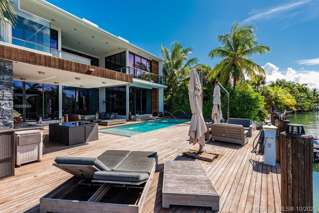 Vendido Recientemente: $6,995,000 (5 camas, 6 baños, 5202 Pies cuadrados)