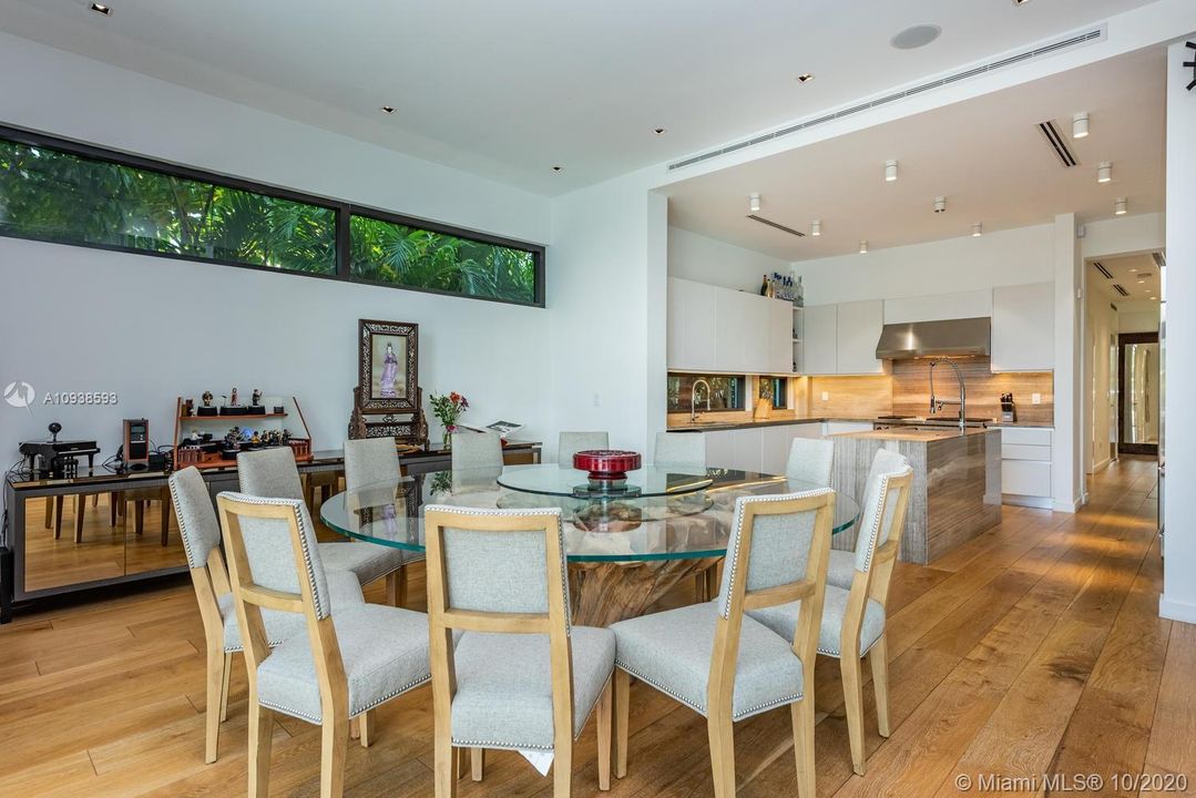 Vendido Recientemente: $6,995,000 (5 camas, 6 baños, 5202 Pies cuadrados)