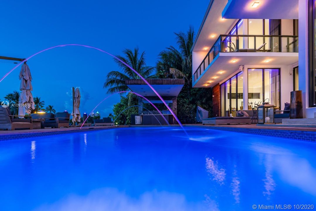 Vendido Recientemente: $6,995,000 (5 camas, 6 baños, 5202 Pies cuadrados)