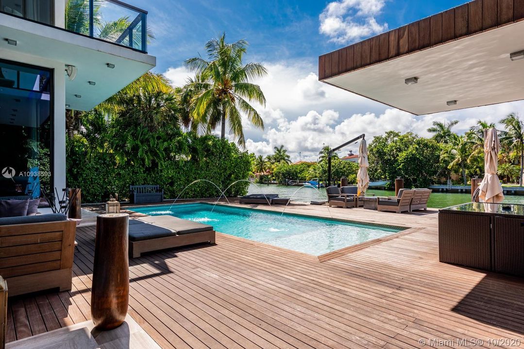 Vendido Recientemente: $6,995,000 (5 camas, 6 baños, 5202 Pies cuadrados)