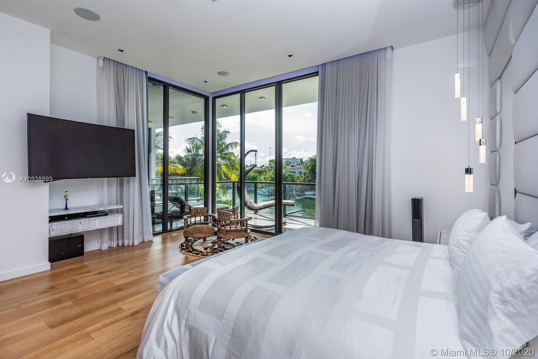Vendido Recientemente: $6,995,000 (5 camas, 6 baños, 5202 Pies cuadrados)