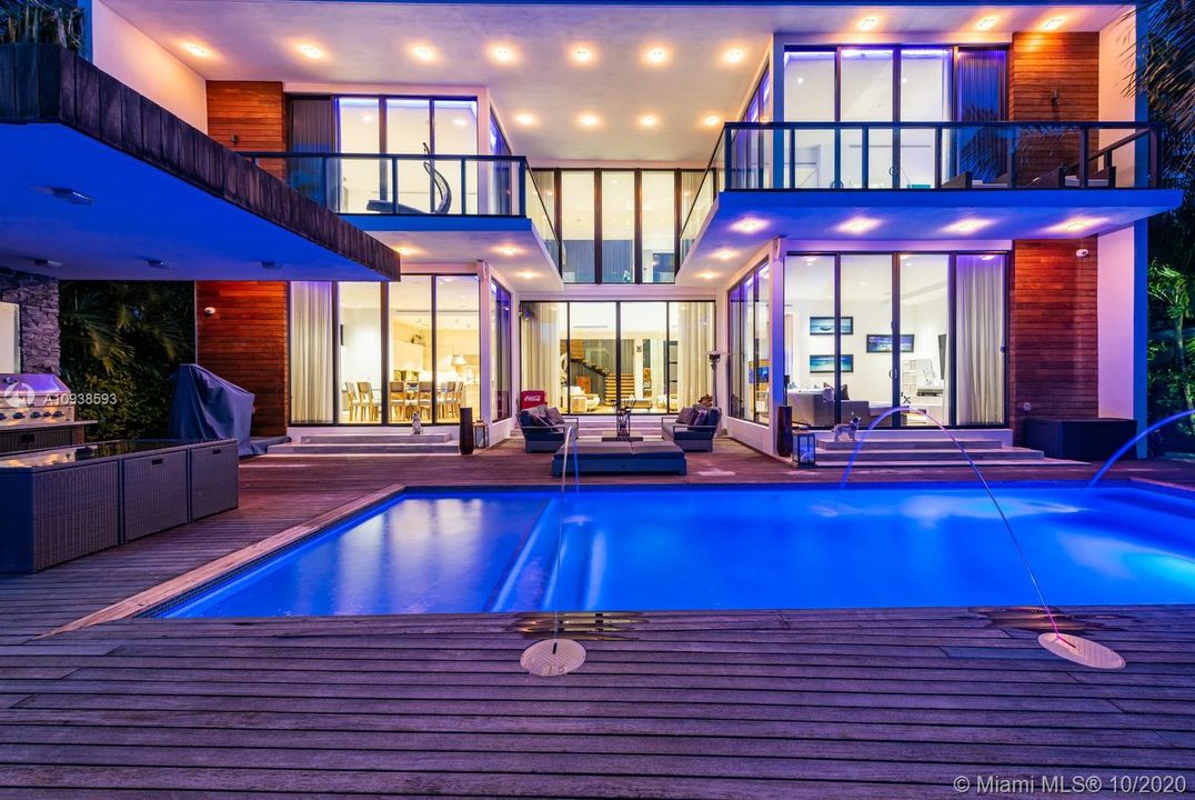 Vendido Recientemente: $6,995,000 (5 camas, 6 baños, 5202 Pies cuadrados)