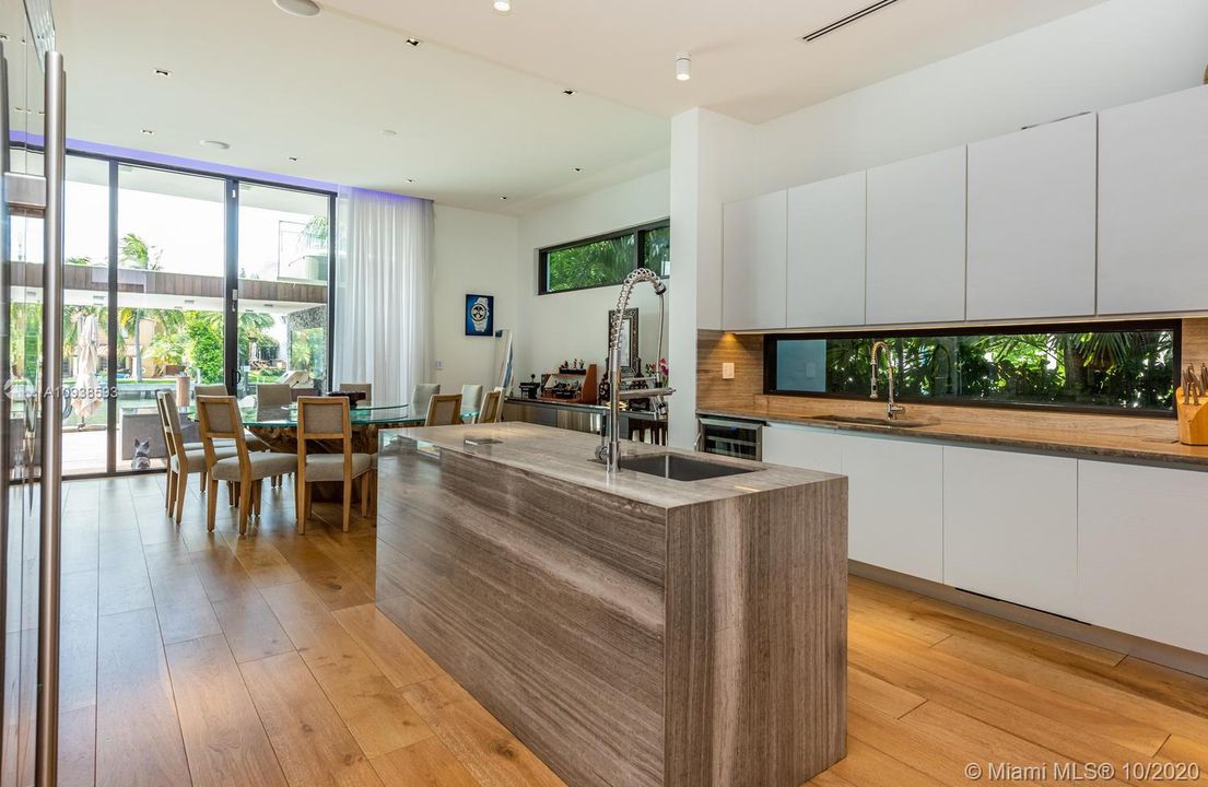 Vendido Recientemente: $6,995,000 (5 camas, 6 baños, 5202 Pies cuadrados)