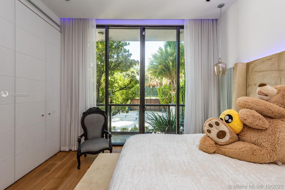 Vendido Recientemente: $6,995,000 (5 camas, 6 baños, 5202 Pies cuadrados)
