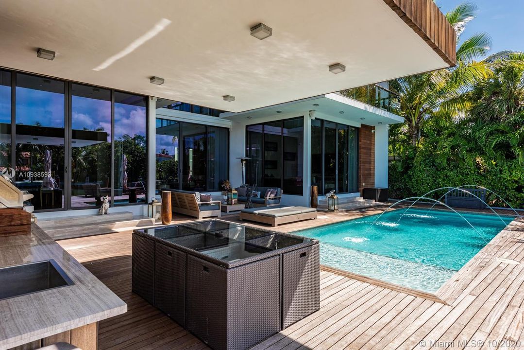 Vendido Recientemente: $6,995,000 (5 camas, 6 baños, 5202 Pies cuadrados)