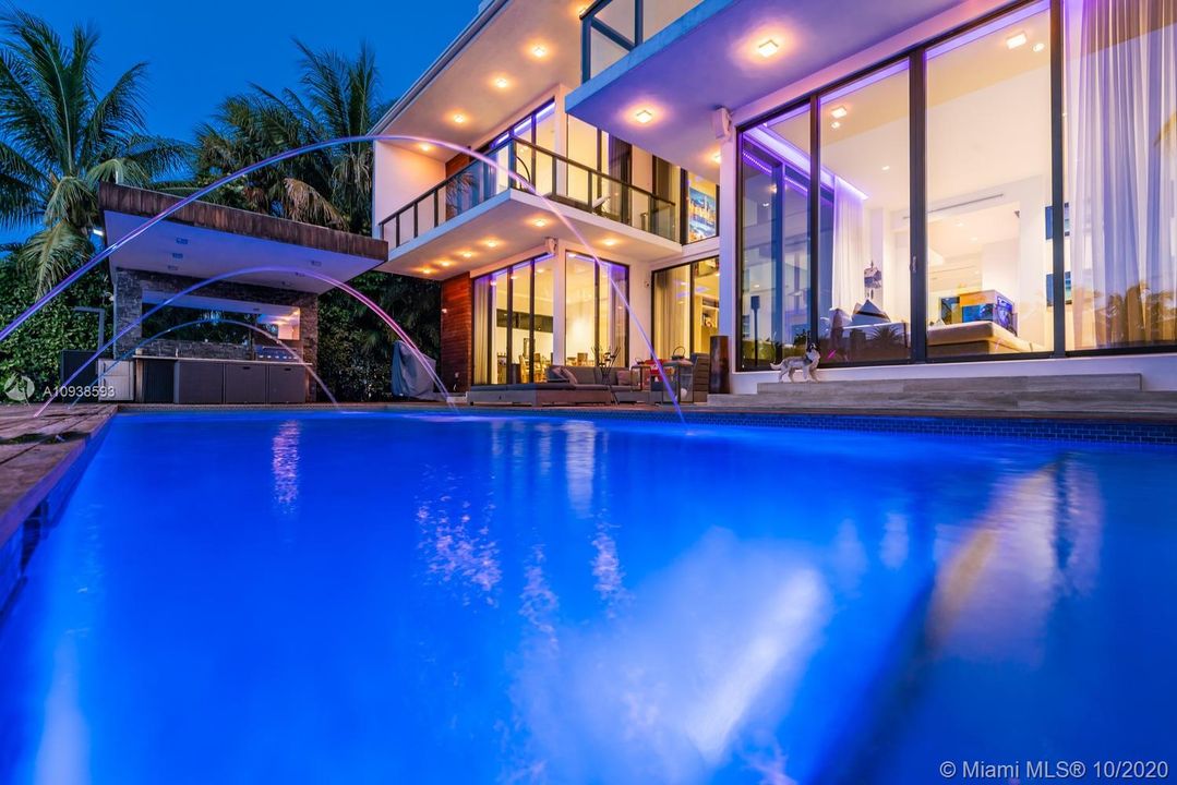 Vendido Recientemente: $6,995,000 (5 camas, 6 baños, 5202 Pies cuadrados)