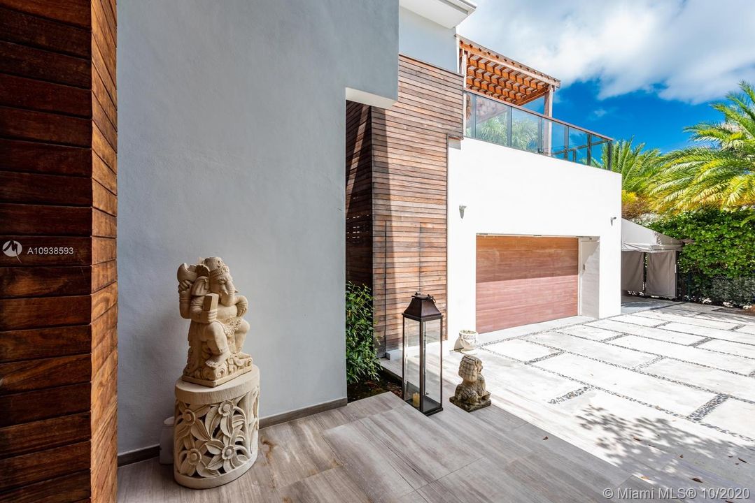 Vendido Recientemente: $6,995,000 (5 camas, 6 baños, 5202 Pies cuadrados)