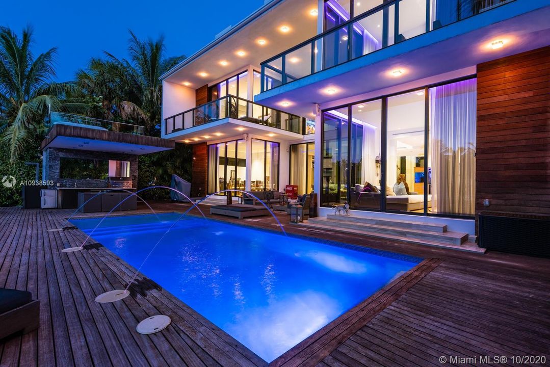 Vendido Recientemente: $6,995,000 (5 camas, 6 baños, 5202 Pies cuadrados)