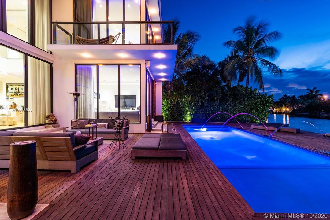 Vendido Recientemente: $6,995,000 (5 camas, 6 baños, 5202 Pies cuadrados)