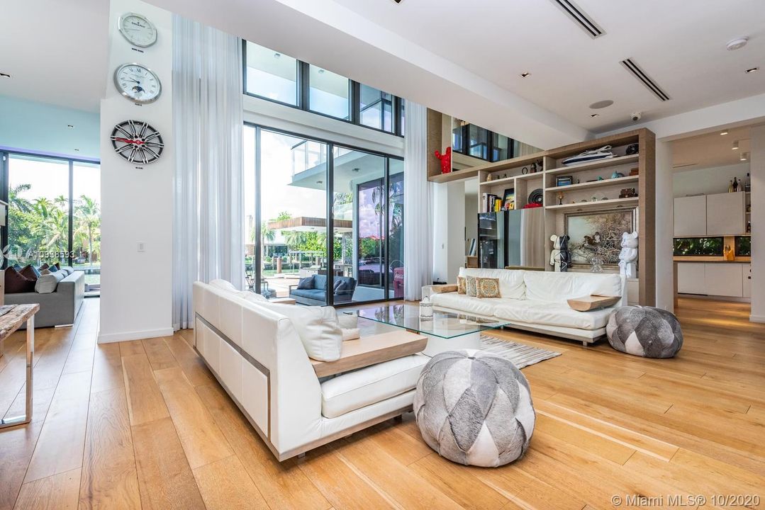Vendido Recientemente: $6,995,000 (5 camas, 6 baños, 5202 Pies cuadrados)