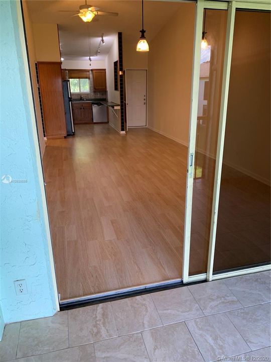 Vendido Recientemente: $205,000 (2 camas, 2 baños, 935 Pies cuadrados)