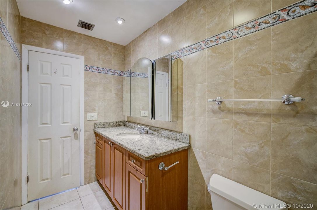 最近售出: $265,000 (3 贝兹, 2 浴室, 1317 平方英尺)