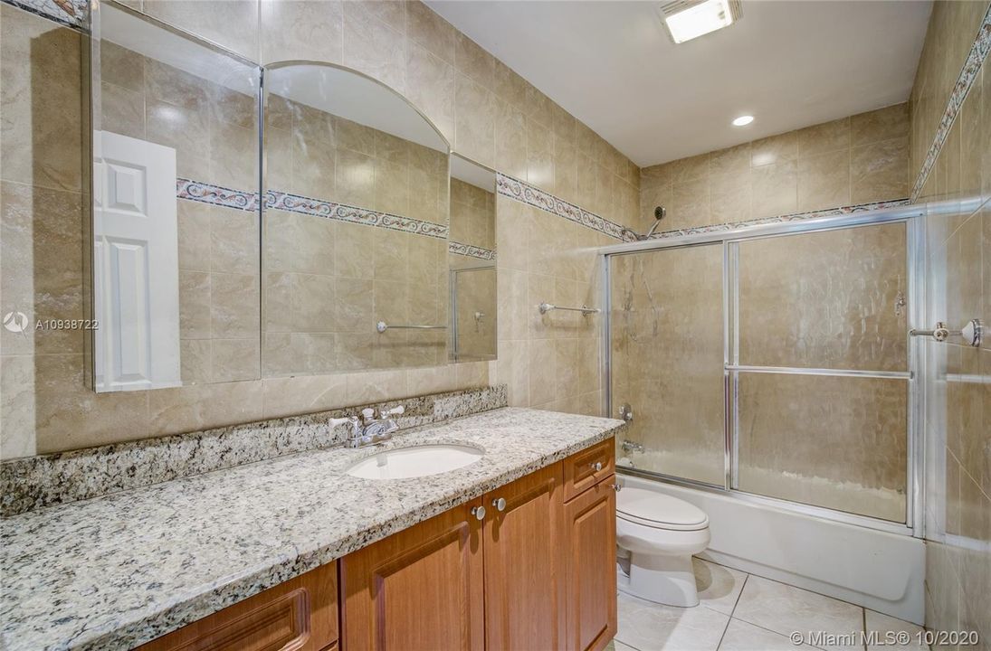 最近售出: $265,000 (3 贝兹, 2 浴室, 1317 平方英尺)