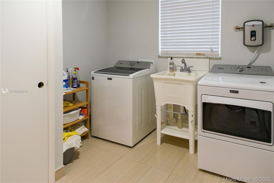 Vendido Recientemente: $340,000 (4 camas, 2 baños, 0 Pies cuadrados)