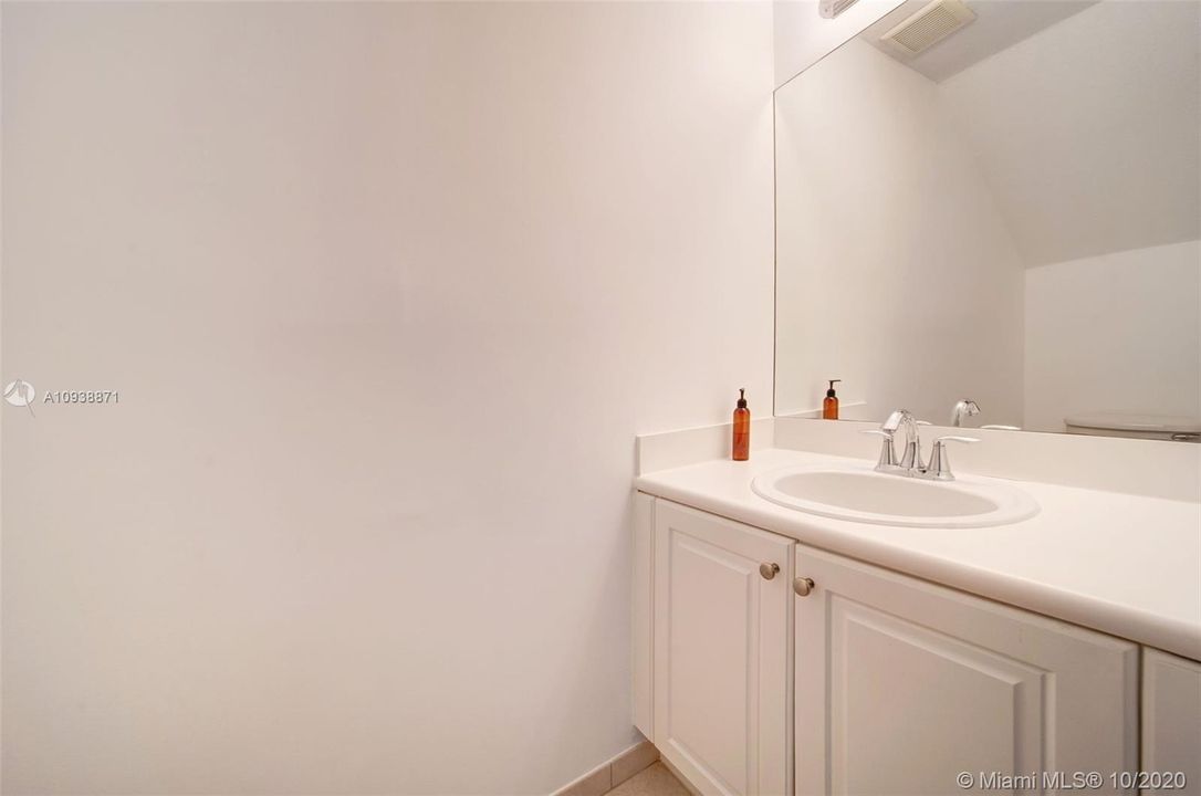Vendido Recientemente: $215,000 (3 camas, 2 baños, 1325 Pies cuadrados)