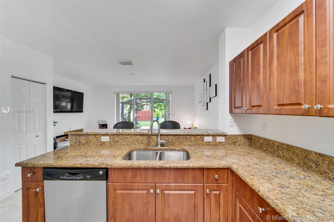 Vendido Recientemente: $215,000 (3 camas, 2 baños, 1325 Pies cuadrados)