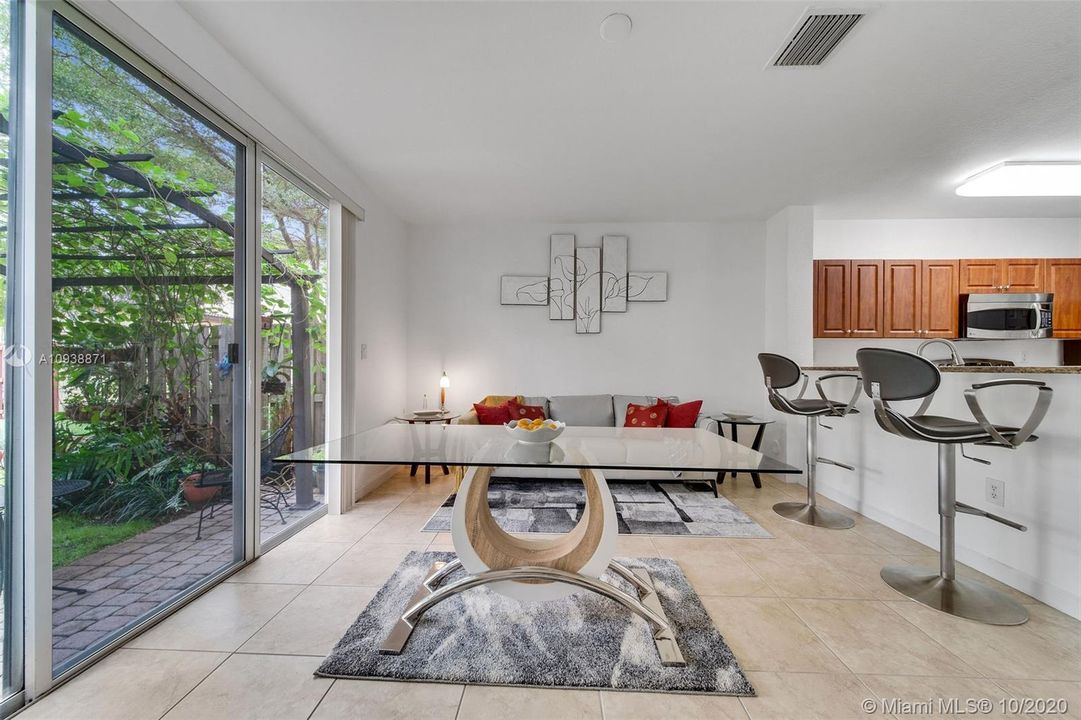 Vendido Recientemente: $215,000 (3 camas, 2 baños, 1325 Pies cuadrados)