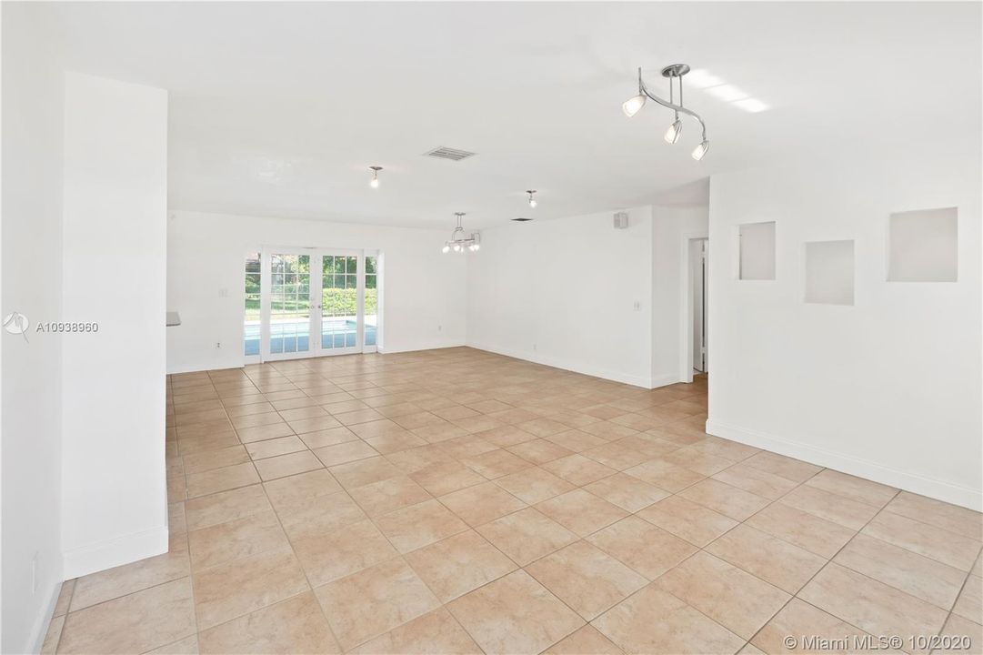LIVING / DINING