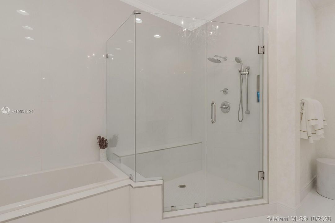 Recently Sold: $350,000 (3 beds, 2 baths, 1841 Square Feet)
