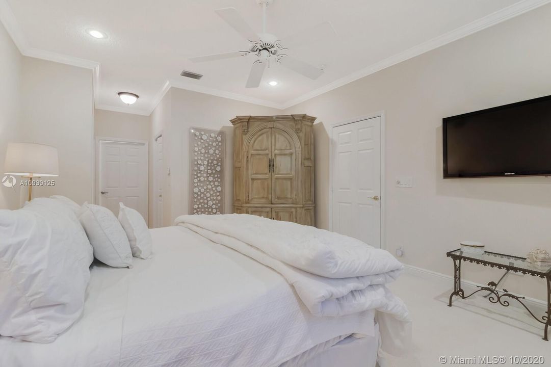 Recently Sold: $350,000 (3 beds, 2 baths, 1841 Square Feet)