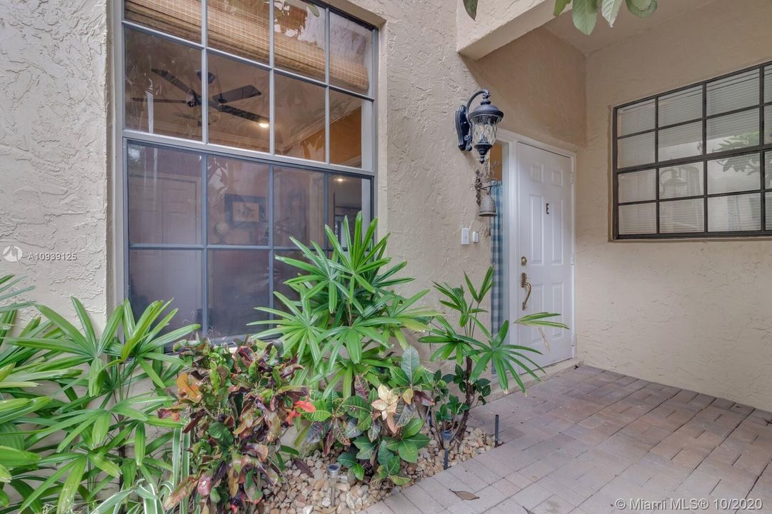Recently Sold: $350,000 (3 beds, 2 baths, 1841 Square Feet)
