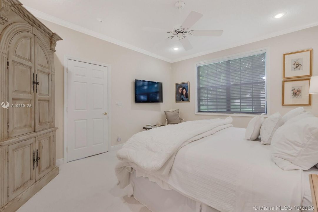 Recently Sold: $350,000 (3 beds, 2 baths, 1841 Square Feet)
