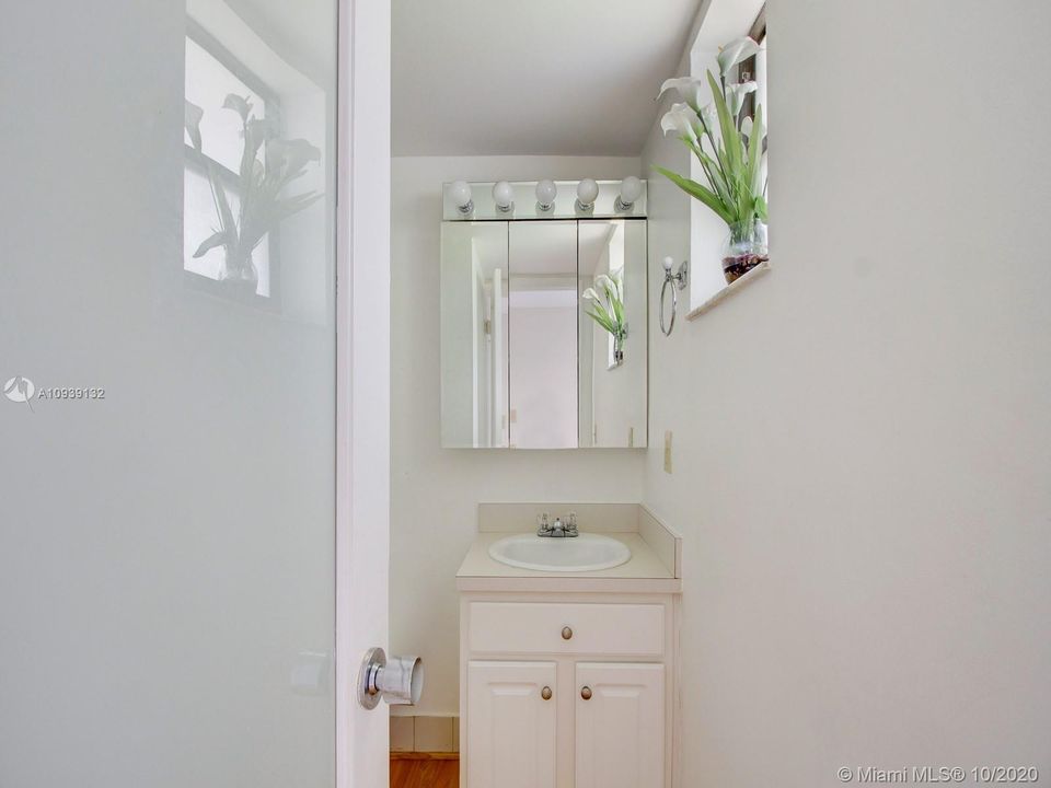 Recently Rented: $1,990 (1 beds, 1 baths, 870 Square Feet)