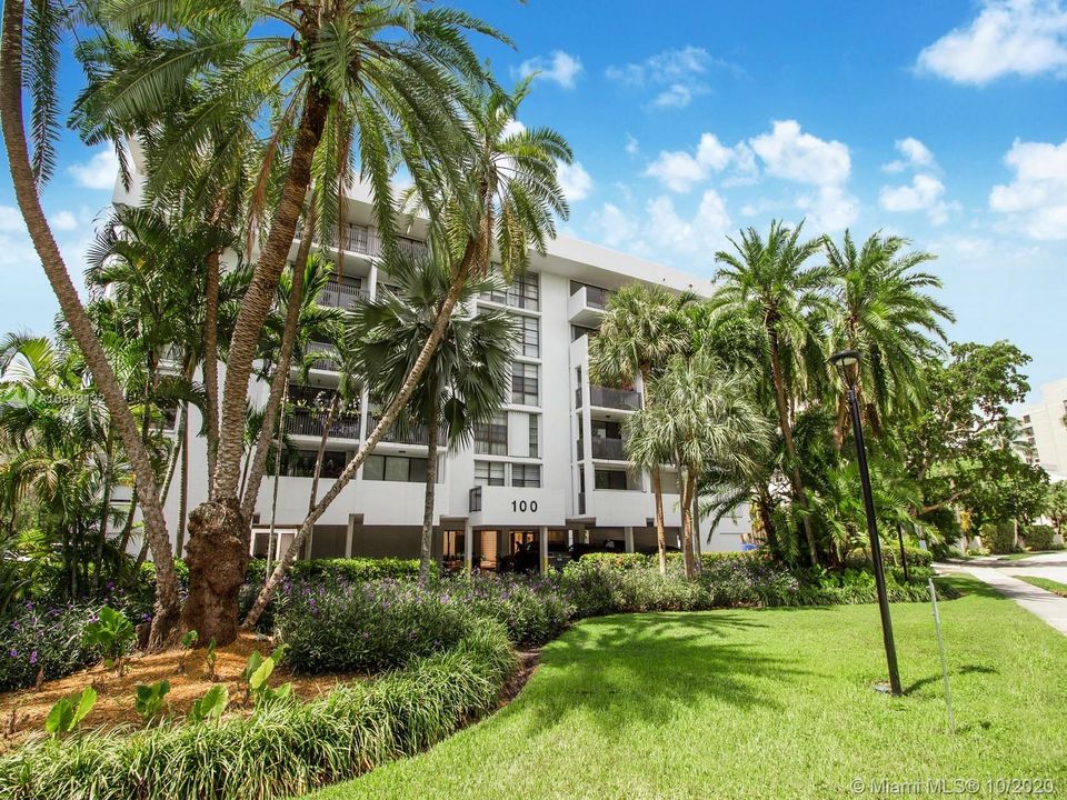 Recently Rented: $1,990 (1 beds, 1 baths, 870 Square Feet)