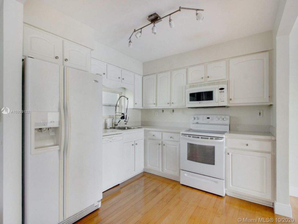 Recently Rented: $1,990 (1 beds, 1 baths, 870 Square Feet)
