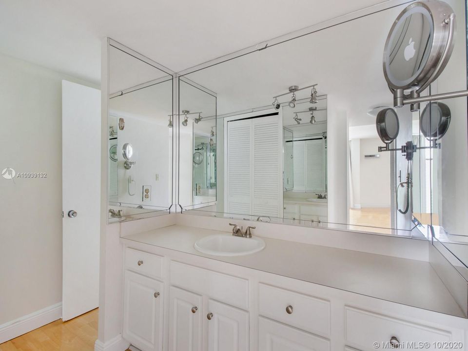 Recently Rented: $1,990 (1 beds, 1 baths, 870 Square Feet)