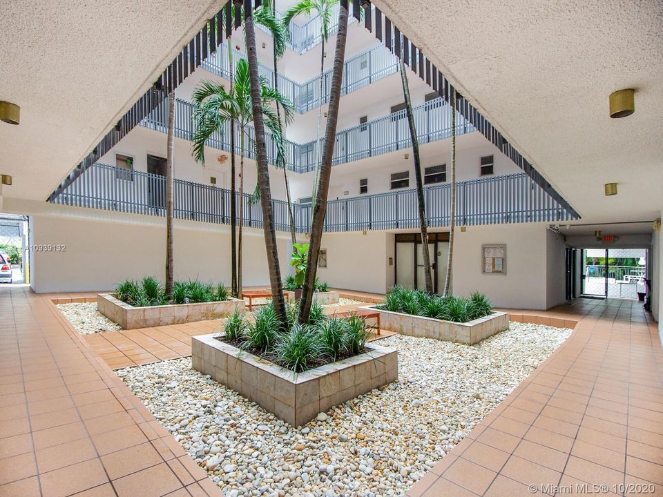 Recently Rented: $1,990 (1 beds, 1 baths, 870 Square Feet)